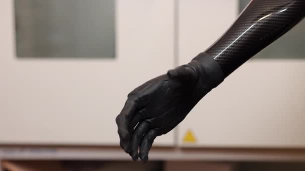 假手控制 特写假肢和手 展示先进的假肢技术 — 图库视频影像