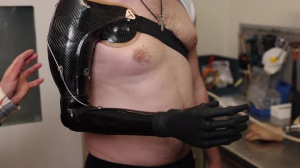 前立腺調整 ウェアラブル技術 カーボン調整 技術者は着用者のソケット カーボン繊維の義肢を調節します — ストック動画