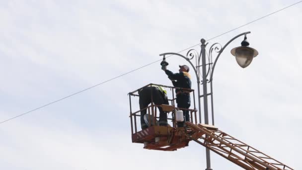 Street Light Pole Lamp Equipment Installs Repair Work Street Light — Stock Video