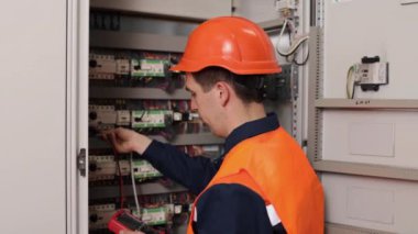 Şu anki elektrik, elektrik çekleri, fabrika elektriği. Fabrika kontrol panelindeki mevcut ölçümler çoklu metre kullanan elektrikçiler tarafından alınır.