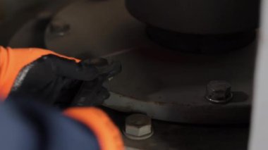 Sürgülü vida, İngiliz anahtarı, cıvata gücü. Üretim işinde işçi eli, İngiliz anahtarı kullanarak gerilim cevizini ustalıkla değiştirir..