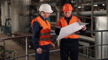 Plan analizi, plan incelemesi, fabrika danışmanlığı. Üretim tesisinde hem mühendis hem de inşaat işçisi tasarım detaylarını inceliyor..