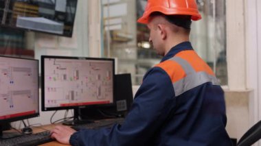 Elektrik kontrol, kontrol odası, sistem yöneticisi. Kontrol odası faaliyetlerine mühendis öncülük ediyor..