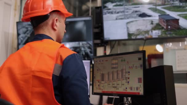 Pengontrol Sistem Personil Kontrol Pengawas Pabrik Ruang Kontrol Operasi Sangat — Stok Video