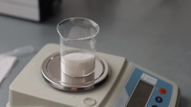 Измерение Сахара Цифровая Шкала Лабораторная Точность Сахар Измеряется Стеклянном Стакане — стоковое видео