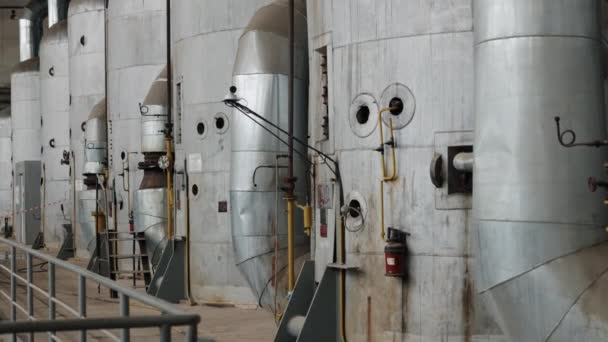 大型タンク 金属貯蔵 配管効率 産業工場の設定では アクセスラダーを装備し 広範な配管システムで接続された大型金属タンクが顕著に取り入れられています — ストック動画