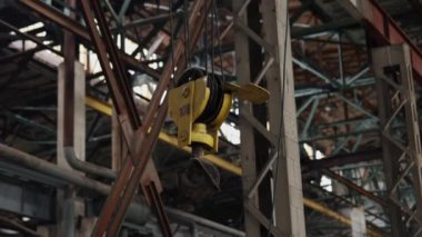 Fabrikanın içi, kompleks tesis, tank düzenlemesi. Sanayi tesislerinin iç mekanlarında karmaşık metal tanklar, merdivenler ve labirent boruları bulunmaktadır..