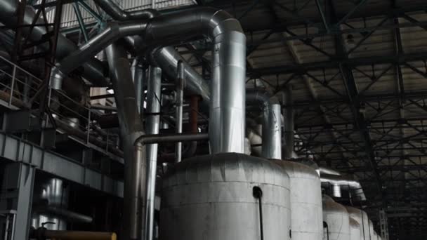 宽敞的储罐 金属设施 在宽敞的工业设施中排行装有管道和管道的大型金属贮槽 — 图库视频影像