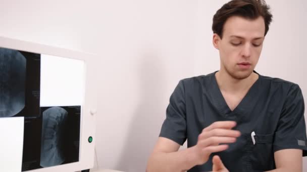 Wirbelsäulenuntersuchung Ärztliche Begutachtung Arztmeinung Männlicher Arzt Untersucht Röntgenbilder Von Wirbelsäule — Stockvideo