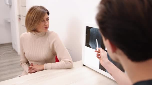 Consulta Médica Consulta Pacientes Relatório Radiologia Feminino Revisou Suas Imagens — Vídeo de Stock