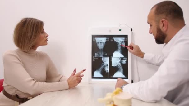 Beyaz Önlük Klinik Teşhis Görüntüleme Teknikleri Beyazlı Doktor Klinik Ziyareti — Stok video