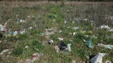 Atık köpük, kirlilik sorunları, dağınık arazi. Toprağı kaplayan çöp yığınları, endişe verici ihmal ortamını ve reform atığı işleme gereksinimlerini ortaya koyuyor.