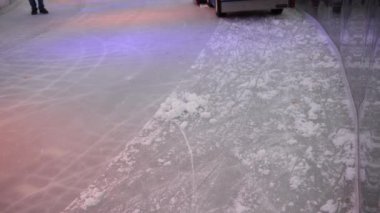 Süzülme Makinesi, Bakım Makinesi, Buz Teknolojisi. Işıl ışıl aydınlanmanın ortasında, buz yüzeyi kar tozlu buz pistinde hareket eder..