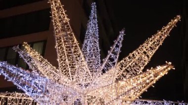 Noel yıldızı, Işık Gösterisi, Gece Sanatı. Işıklı Noel yıldızı heykelinin gece gösterisi.