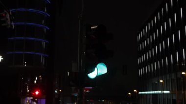 Yeşil ışık, aydınlatılmış arka plan, Gece Berlin. Berlin 'deki modern binaların aydınlatıldığı yakın çekim yeşil ışık gecesi.