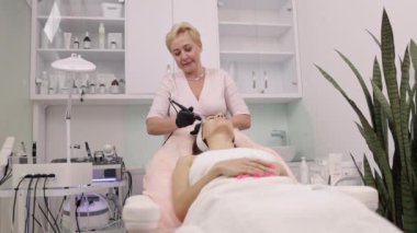 Deri değerlendirmesi, tedavi öncesi bakım, radyo frekansı ekipmanları. Estetik pratisyen hekimler RF kaldırma ya da radyo frekans kaldırma, istemci üzerinde.