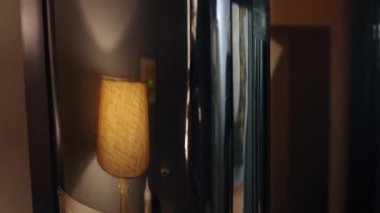 Boyama makinesi, bronzlaşma prosedürü, bronzlaşma ekipmanları. Kadın özel aletlerle hızlı bronzlaşma sürecinden geçiyor..