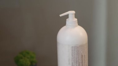 El dezenfeksiyonu, şişe dağıtıcısı, kozmetik maketi. Pompalı şişe kadınların parmağına köpük sürer..