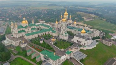 Pochaev Manastırı 'nın havadan görünüşü. Kutsal yatakhane pochayiv lavra, Ukrayna. Sabah Pochaev Manastırı, Ortodoks Kilisesi, Pochayiv Lavra 'nın havadan görünüşü. Tepelerden gelen fikirler