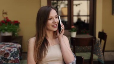 Telefon görüşmesi, Young iletişimi, Cafe tartışması. Kafeye giden, telefon görüşmelerine takılan kadın..