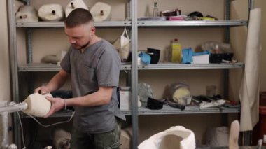 Tasarım verimliliği, küf tasarımı, kalça disartikülasyonu. Kalça disartikülasyonu için kalıp protez bacak, insan tarafından gereksiz parçaların çıkarılması yoluyla daha etkili hale getirilir..