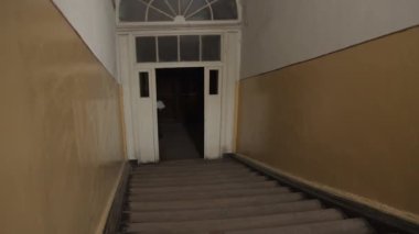 Adam seviniyor, merdivenler gülümsüyor, yaşlanıyor. Takım elbiseli bir adam eski merdivenlerden koşuyor, elinde evrak çantası, yüzünde gülümsemeyle..