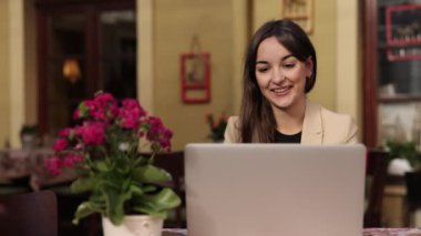 Konsantre milenyum, sınıf dersi, danışman müşteri. İş kadını video görüşmesi yapıyor, webcam 'e bakıyor, müşterisine uzaktan danışıyor. Güvenilir iş kadını iş görüşmesine öncülük ediyor.