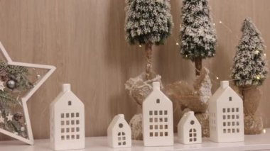 Noel oyuncakları, Noel süsleri, tatil evleri. Noel ayini, hediyeler arasında nöbet tutan oyuncak evlerle tamamlandı..