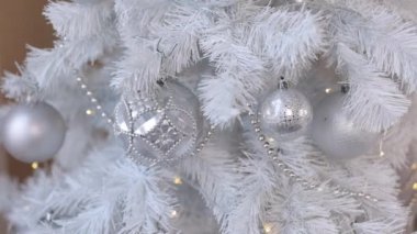 Parıldayan ışıklar, Xmas ağacı, aydınlanmış ladin. Tinsel ve parıldayan lambalar ağaç dallarını süslüyor..