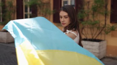 Ukrayna gururu, geleneksel kıyafetler, ulusal renkler. Geleneksel nakış işlemeli bluza güvenen genç kadın, Ukrayna 'nın mavi ve sarı bayrağı, mirasını temsil ediyor.