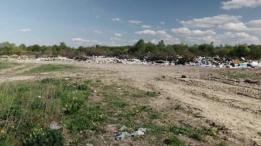 Çöp yığını, atık krizi, çöp toplama. Zemin, acil çevresel kriz ve atık stratejilerinin yeniden düşünülmesi gereğinin altını çizen yığınla atıkla kaplı..