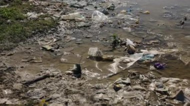 Plastik atık, toprak kirliliği, kirlilik farkındalığı. Göl ve çevresindeki çimenlik alanlar çöplerle doludur. Bu da su ve karasal yaşam alanları üzerindeki kirliliğin olumsuz etkilerini gösterir..