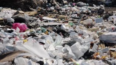 Kirlilik reformu, çöp krizi, kirlilik sıkıntısı. Toprak enkazını doyuran yığınlar, etkin atık yönetimi çözümlerine duyulan acil ihtiyacı vurgulayarak, rahatsız edici çevresel ihmal örneğini gözler önüne seriyor.