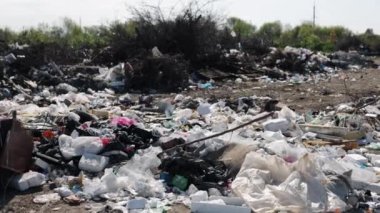 Çöp sorunu, çöp yığınları, bunaltıcı yığınlar. Geniş arazi bölgelerindeki yaygınlık artıkları, çevreye karşı endişe verici bir saygısızlığın göstergesi olup, acil reform ihtiyacının işlenmesi gerektiğine işaret etmektedir.