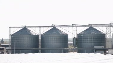 Modern çiftçilik, tarım teknikleri, tarım yeniliği. Modern tarım teknikleri, ürün yetiştirme ve arka planda yükselen silolar için seraların kullanımıyla örneklendirilir..