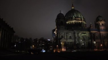 Berlin Katedrali, Iconic Katedrali, Berliner Dom. Karanlık gökyüzüne karşı, Berliner Doms ihtişamı belirgin bir şekilde sergilenmektedir.