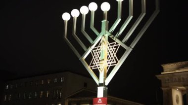 Mum Işığı, Gece Kutlaması, Hanuka Işıkları. Parlayan menorah geceyi aydınlatıyor, Hanuka 'yı kutluyor..