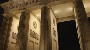 Gece Işıkları, Işık Kapısı, Berlin Sahnesi. Karanlık çöktüğünde Brandenburg Kapısı büyüleyici ışıklarla kaplanır..