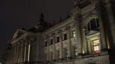 Akşam aydınlatması, Gece Berlin, Parlamento ışıklandırması. Gece çökünce Almanya 'daki Reichstag Binası' nın muhteşem manzarası dalgalanan bayraklarla aydınlanıyor..