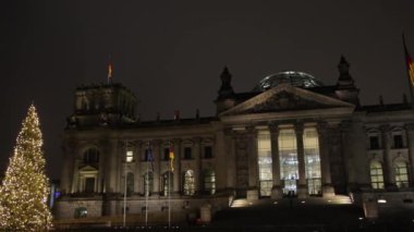 Aydınlık bina, Almanya gecesi, mimari ışıklandırma. Gece gökyüzüne karşı aydınlanan Reichstag Binası bayraklarıyla görülmeye değer.