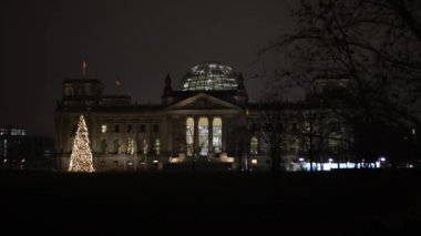 Gece aydınlanması, Parlamento manzarası, Berlin simgesi. Almanya 'nın parlamento binası Reichstag, geceleri bayraklarla çarpıcı bir şekilde aydınlanıyor..