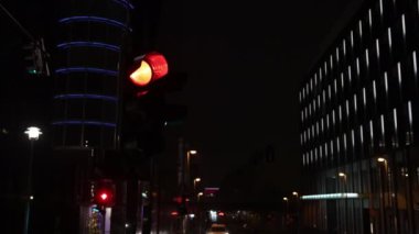 Gece Berlin, trafik işaretleri, şehir gece manzarası. Arka planda kentsel binaların olduğu gece trafik ışıkları Berlins 'in gece atmosferini yakalıyor.