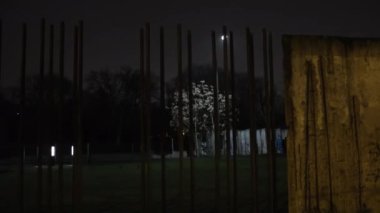 Berlin Duvarı Anma Sergisi, Gece Anma Töreni, Anma Töreni. Berlin Duvarı Anıtı 'ndaki loş sokak lambaları huzurlu bir atmosfer, aydınlatıcı bir yol ve gece çevresi yaratır..