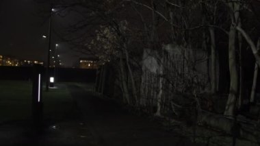 Duvar Anıtı, loş ışıklar, anıt yolu. Gece manzarası Berlin Duvarı Yolu ve çevresini aydınlatan loş sokak lambaları ile.