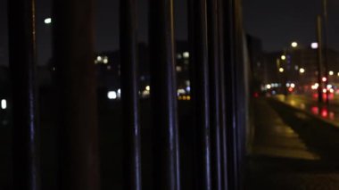 Duvar Gecesi, Berlin Duvarı Tarihi Yer, Duvar Anıtı. Loş sokak lambaları gece Berlin Duvarı Anıtı 'na yumuşak bir aydınlatma sağlıyor..