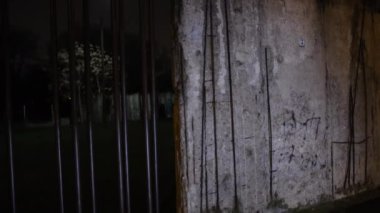 Gece anma töreni, anma gecesi, Berlin Duvarı Anıt Plazası. Gece gökyüzünün altında, Berlin Duvarı Anıtı loş sokak lambaları, aydınlatma yolu ve alanla hafifçe aydınlatılır..