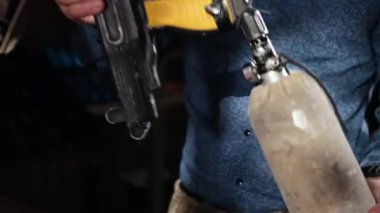 Oyun ekipmanları, ekipman kurulumu, ekipman alındı. Paintball sporcusuna koruyucu kask, giysi ve kollardan oluşan Paintball takımı sağlanır..
