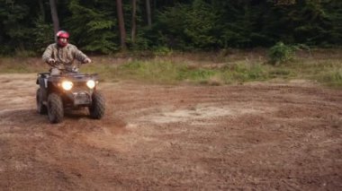 Kamuflaj binicileri, pislik heyecanı, adrenalin. Her dönemeçte toz kaldıran, kamuflaj kıyafetli ATV sürücüleri toprak patikaların zorlu arazisinde geziniyorlar..