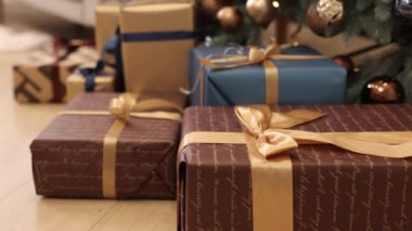 Noel kutlaması, yeni yıl hediyesi, Noel hediye kutuları. Noel kutlaması için, Noel ağacının yakınındaki odada kurdele ve süslemelerle bağlanmış bir sürü hediye kutusu var.