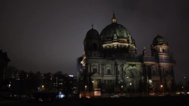 Berlin Katedrali, Berlin Tarihi Simgesi, Tarihi Simge. Gece gökyüzü aydınlatılmış Berlin Katedrali için dramatik bir zemin görevi görüyor.